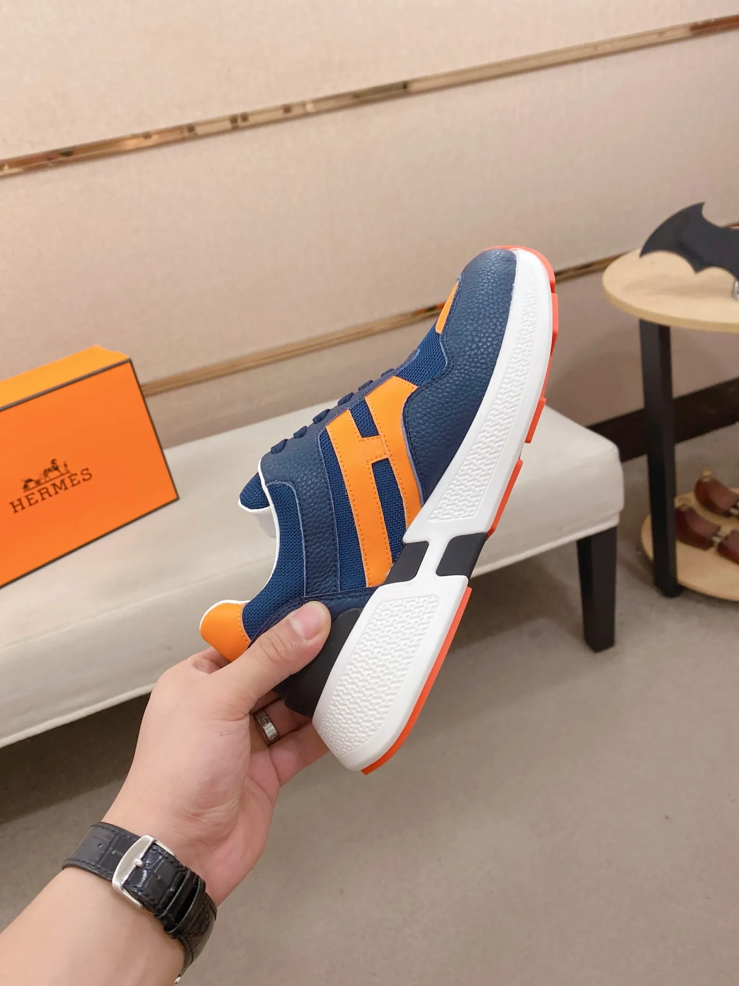 Factory price: 560💰《HERMES》【Classic Original Version】Hermès; Top 🔝 Purchasing Agency 🔍🔍Men's latest 🇺🇸 counters are on sale simultaneously, imported from Italy original ▲▲cowhide ▲▲ (high-end, nobility, class) ) Exquisite workmanship (Italian 🇮🇹 imported water-dyed 🐂 cowhide lining) sole: original sole provided by the original factory, ⚠️exclusive double-layer activity·TPR·rubber·combined molded outsole; super comfortable·wear-resistant·non-slip·environmental protection The real thing is more beautiful if you take the real thing (high quality, follow the order). You can enter and exit the counter at will * Number of yards: 38-44 (45 can be customized and cannot be returned or exchanged)